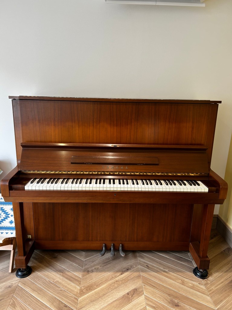 木目が美しいアップライトピアノ