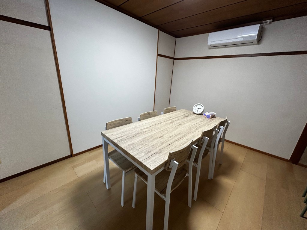 レンタル個室を斜め上から。天井の木板・照明・造り付け棚と腰掛が見える